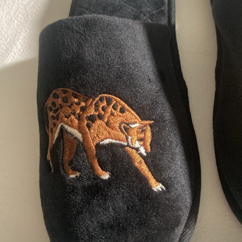Embroidered slippers - Picture 2 of 5